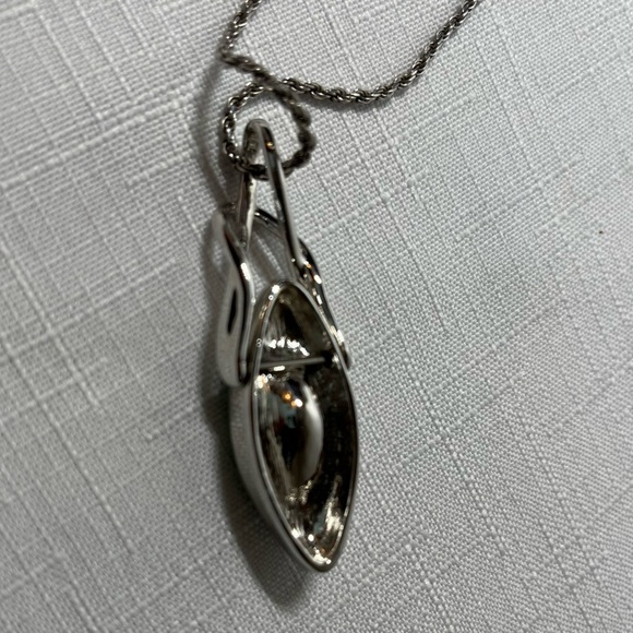 Sterling Silver chain with unique silver-tone pendant & large green crystal - Picture 5 of 9